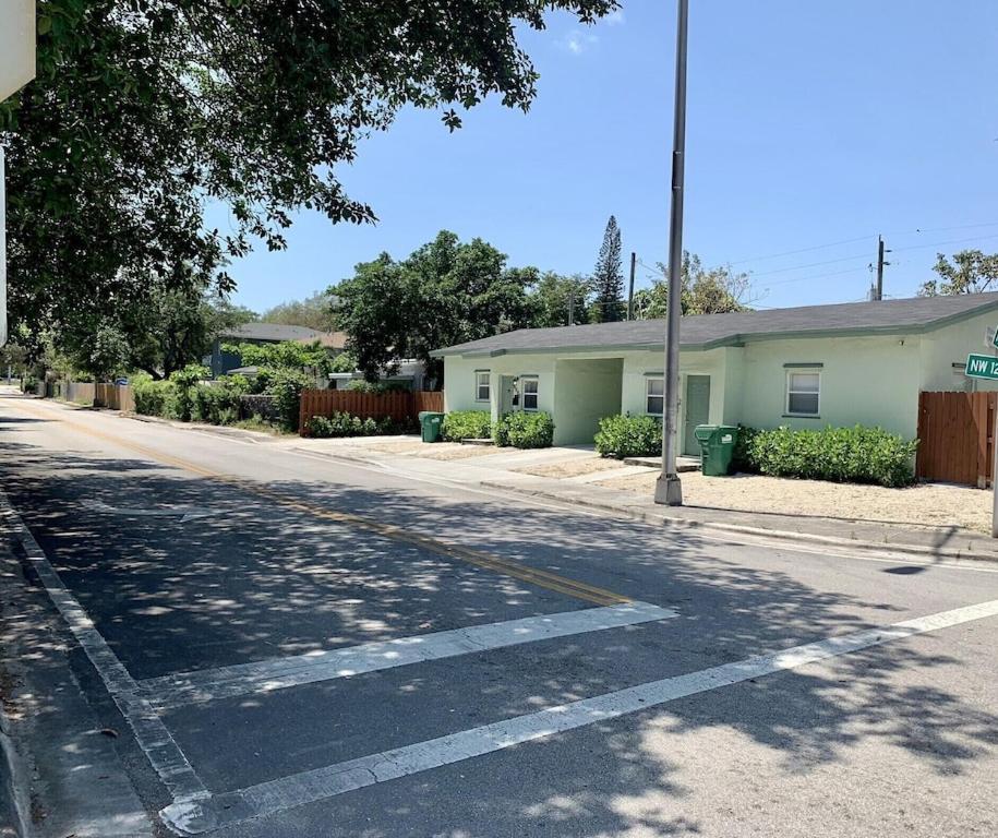 Deco Drive Miami • Near Hard Rock Stadium • South Beach • Wynwood Bagian luar foto