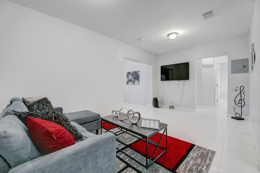 Deco Drive Miami • Near Hard Rock Stadium • South Beach • Wynwood Bagian luar foto